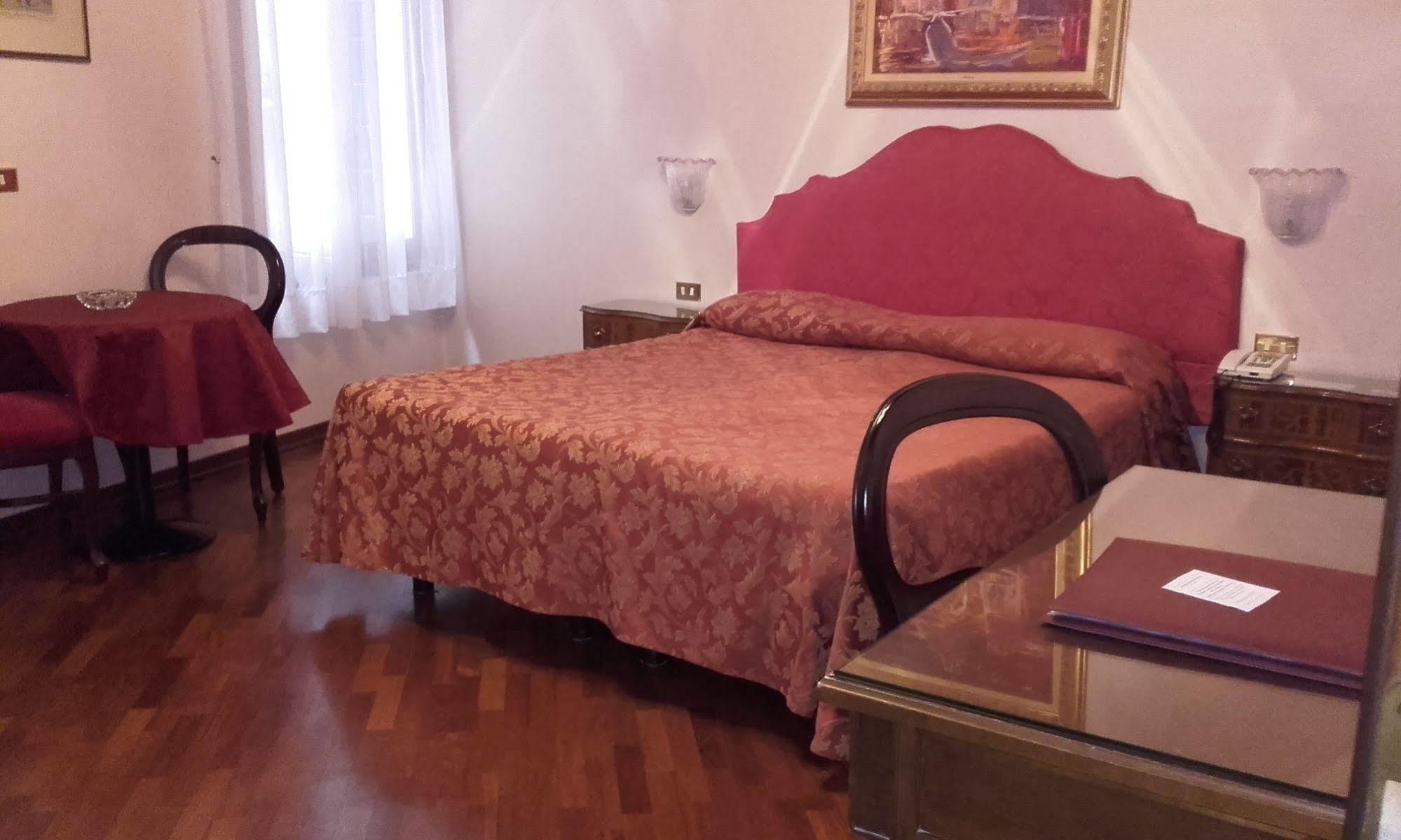 Hotel Piccola Fenice Венеция Экстерьер фото